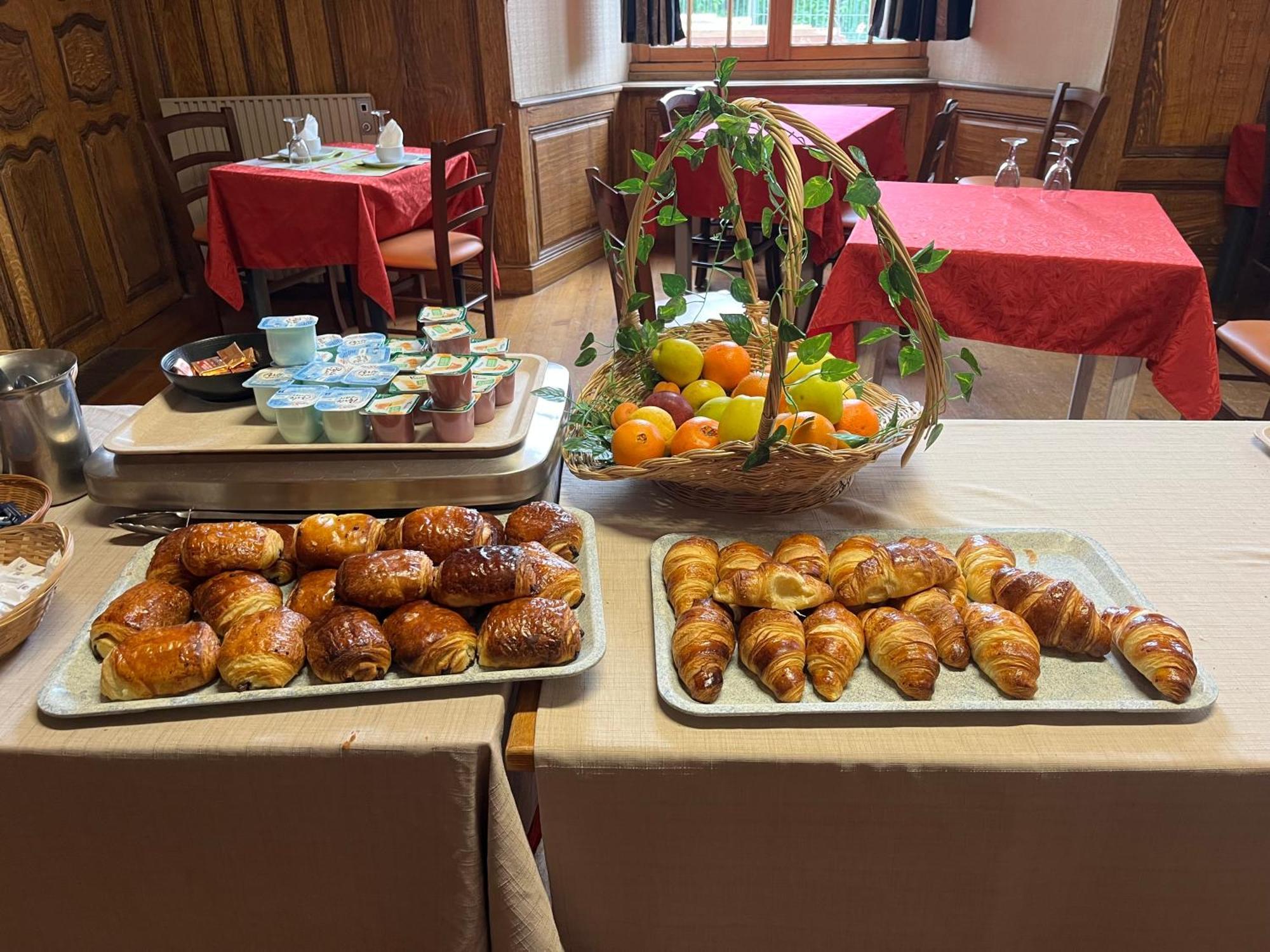Logis Hotel Ancien Grand Seminaire Saint-Flour  Bagian luar foto